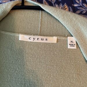 Cyrus Women’s lightweight sweater Size XL